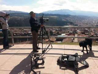 Huw, Richard y Fidel filmando en las alturas del Cusco