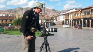 Richard filmando en la plaza de Armas del Cusco